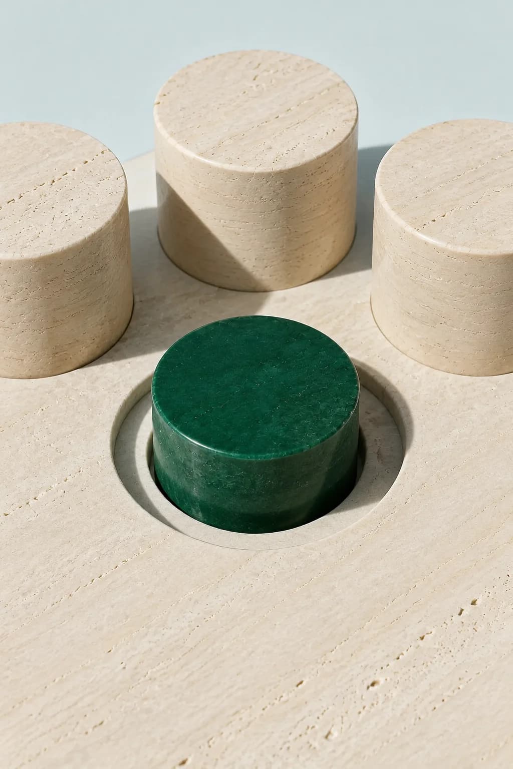 Componentes de precisão alinhados, com uma peça verde ajustada a um molde.